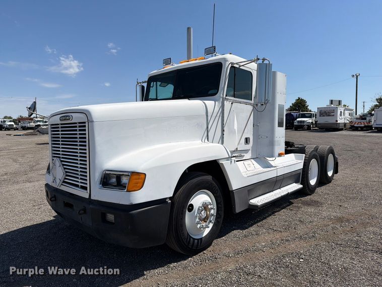2000 Freightliner FLD120 semi truck