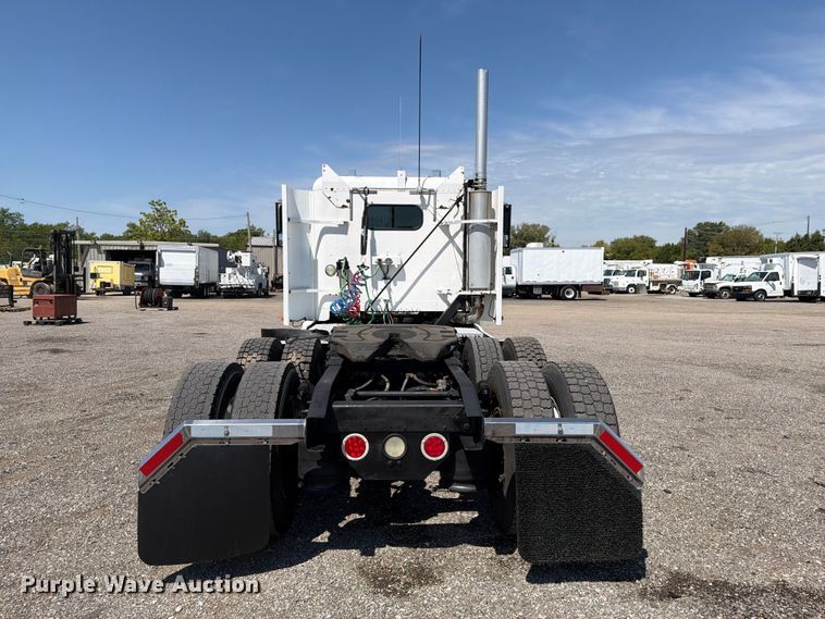 image for item FB5065 2000 Freightliner FLD120 semi truck