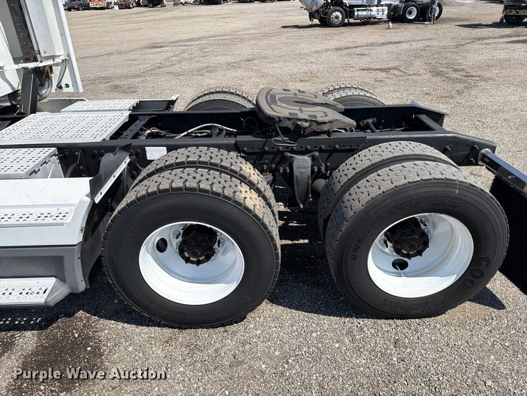 image for item FB5065 2000 Freightliner FLD120 semi truck