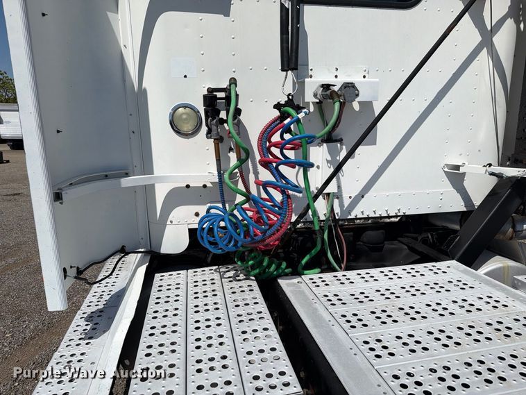 image for item FB5065 2000 Freightliner FLD120 semi truck