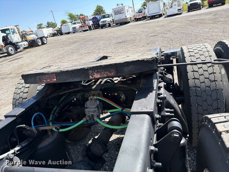 image for item FB5065 2000 Freightliner FLD120 semi truck