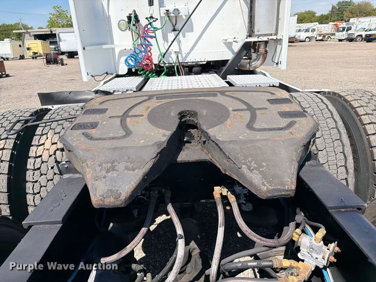 image for item FB5065 2000 Freightliner FLD120 semi truck