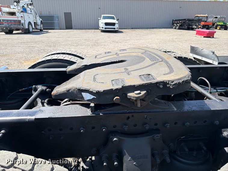 image for item FB5065 2000 Freightliner FLD120 semi truck
