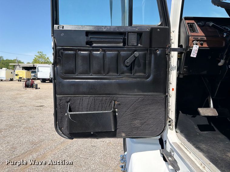 image for item FB5065 2000 Freightliner FLD120 semi truck