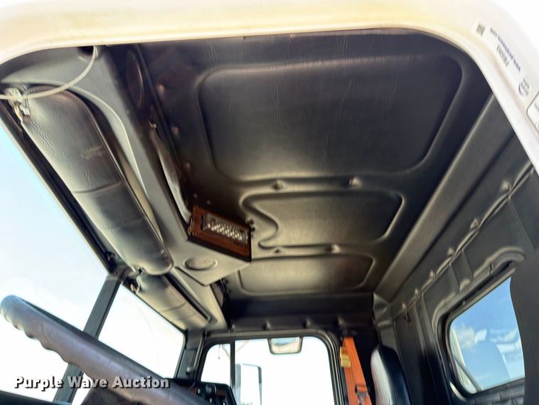 image for item FB5065 2000 Freightliner FLD120 semi truck