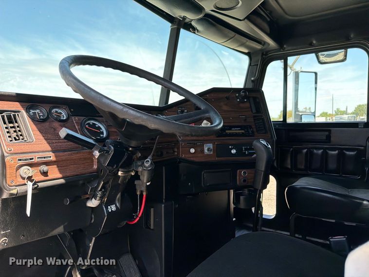 image for item FB5065 2000 Freightliner FLD120 semi truck