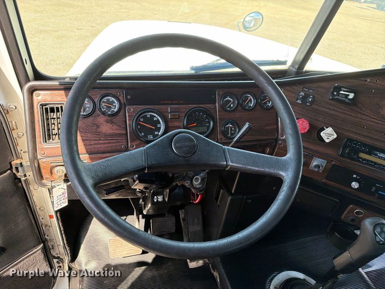 image for item FB5065 2000 Freightliner FLD120 semi truck
