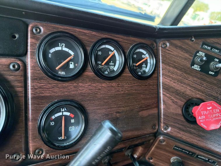 image for item FB5065 2000 Freightliner FLD120 semi truck