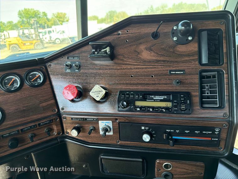 image for item FB5065 2000 Freightliner FLD120 semi truck