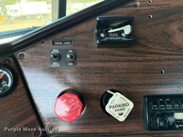 image for item FB5065 2000 Freightliner FLD120 semi truck