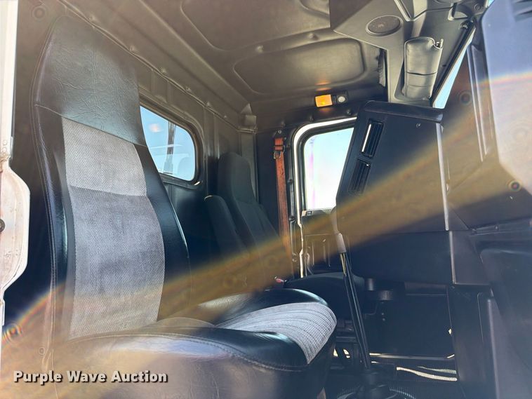 image for item FB5065 2000 Freightliner FLD120 semi truck