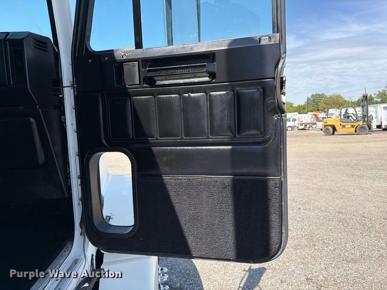 image for item FB5065 2000 Freightliner FLD120 semi truck