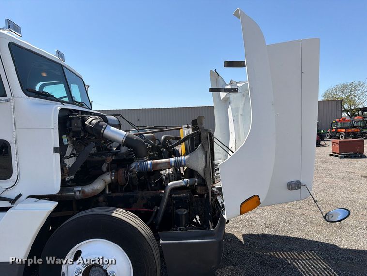 image for item FB5065 2000 Freightliner FLD120 semi truck