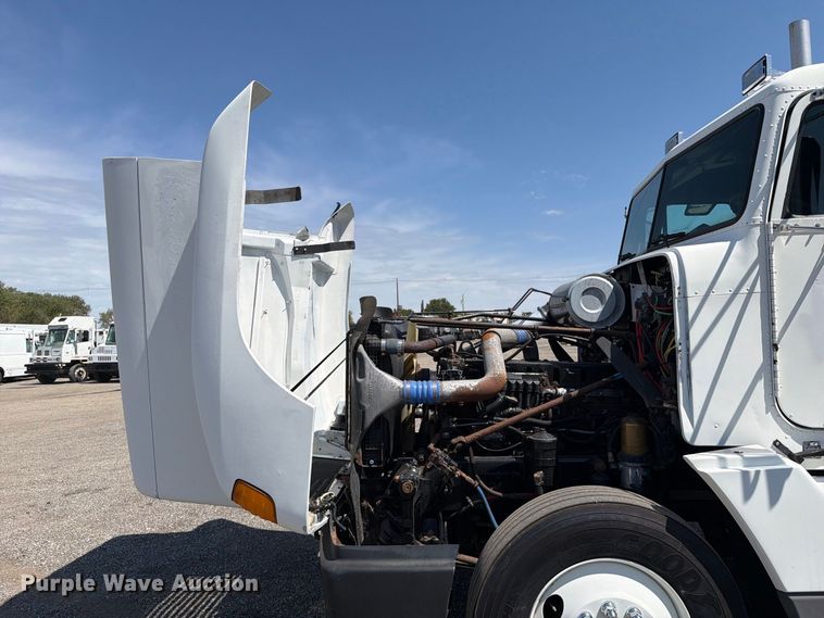image for item FB5065 2000 Freightliner FLD120 semi truck