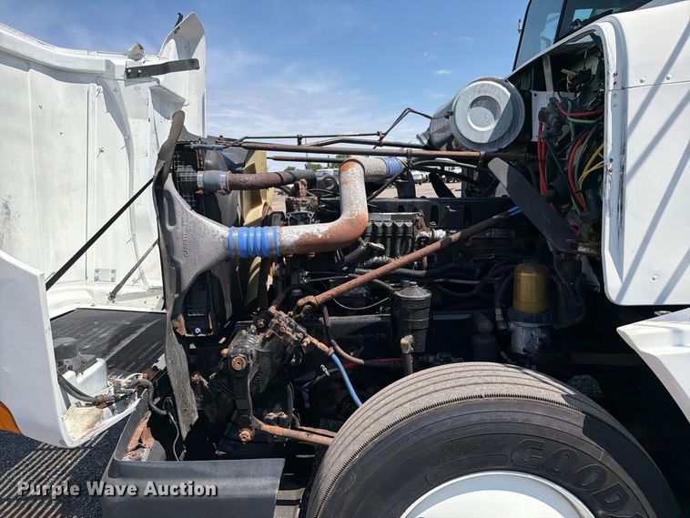 image for item FB5065 2000 Freightliner FLD120 semi truck