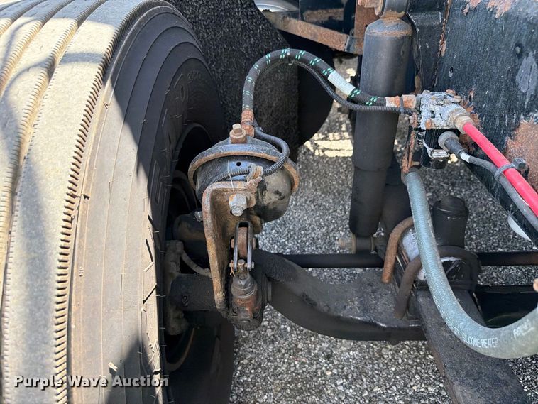 image for item FB5065 2000 Freightliner FLD120 semi truck