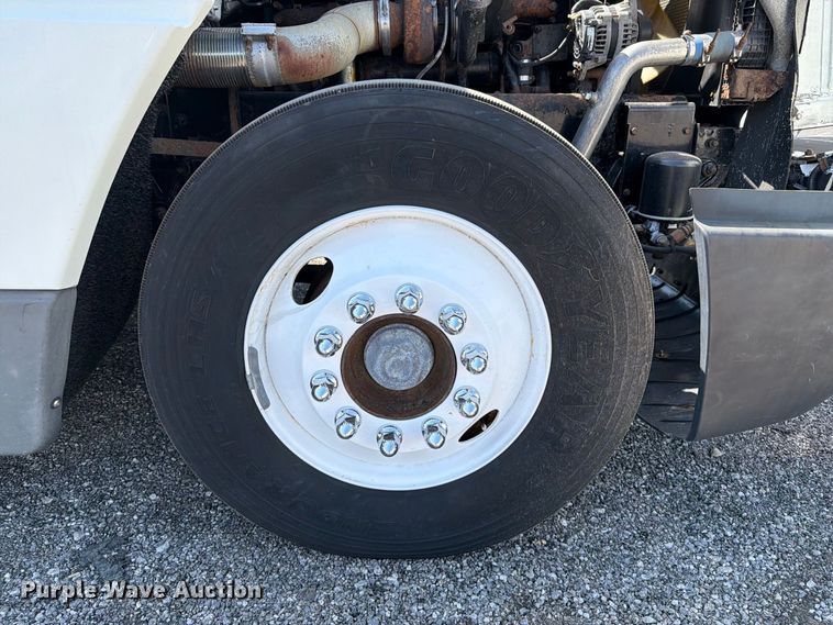 image for item FB5065 2000 Freightliner FLD120 semi truck
