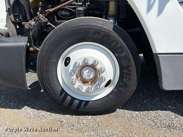image for item FB5065 2000 Freightliner FLD120 semi truck