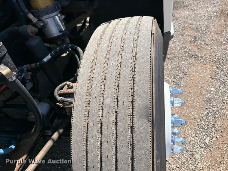 image for item FB5065 2000 Freightliner FLD120 semi truck