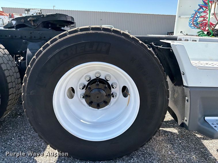 image for item FB5065 2000 Freightliner FLD120 semi truck