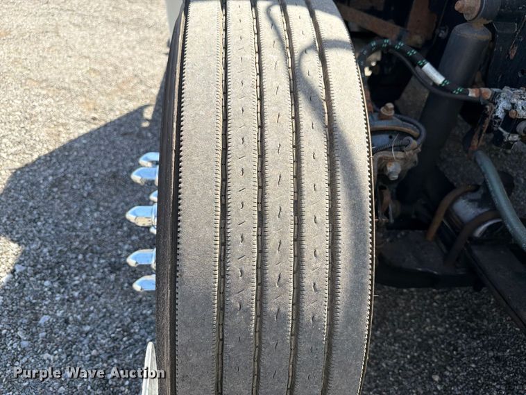 image for item FB5065 2000 Freightliner FLD120 semi truck