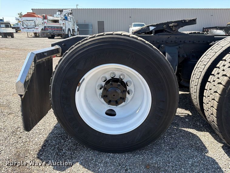 image for item FB5065 2000 Freightliner FLD120 semi truck