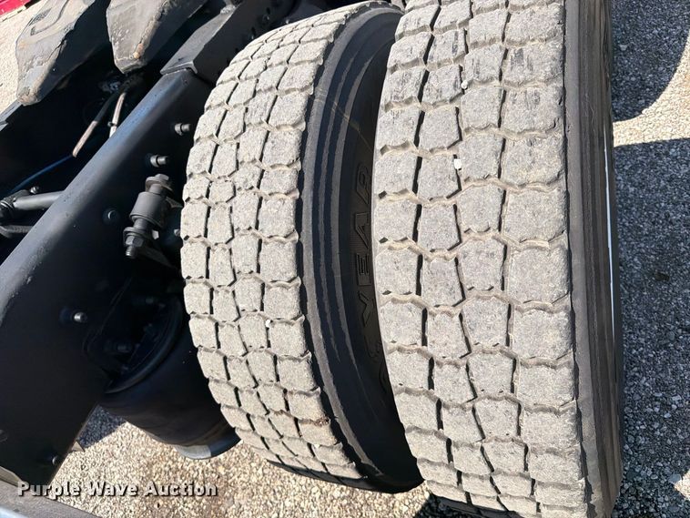 image for item FB5065 2000 Freightliner FLD120 semi truck