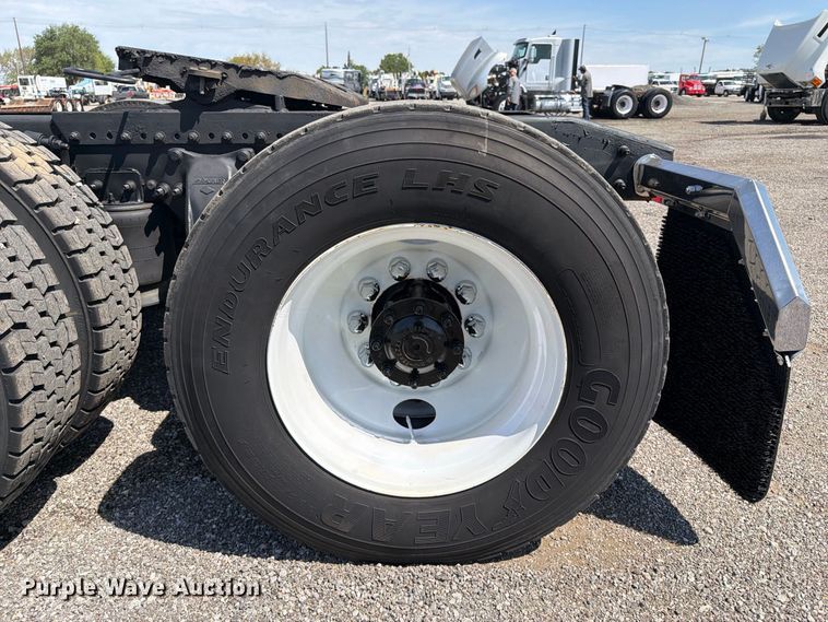 image for item FB5065 2000 Freightliner FLD120 semi truck