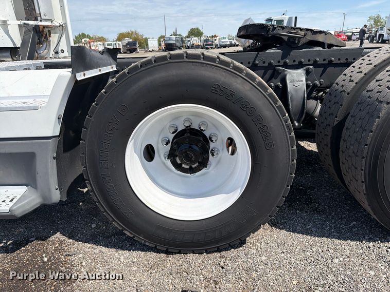 image for item FB5065 2000 Freightliner FLD120 semi truck