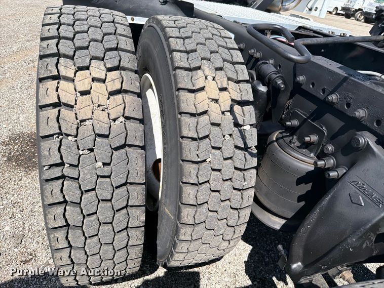 image for item FB5065 2000 Freightliner FLD120 semi truck
