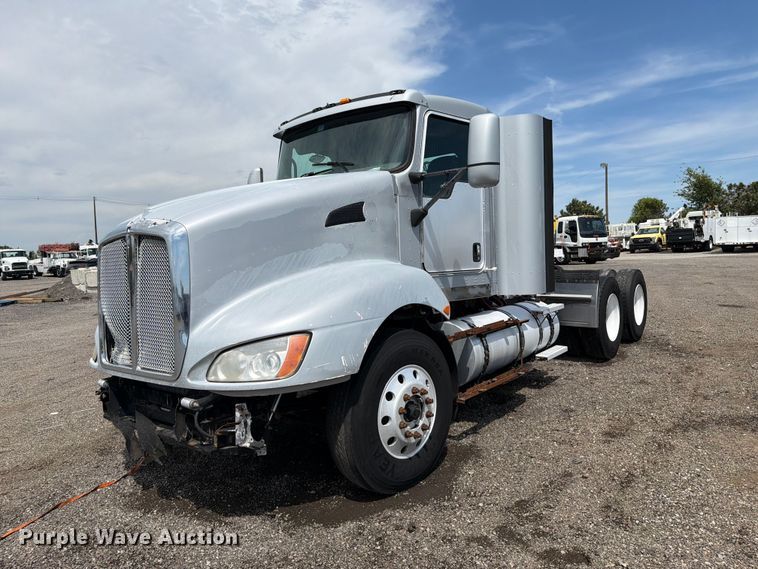 image for item FB5069 2013 Kenworth T660 semi truck