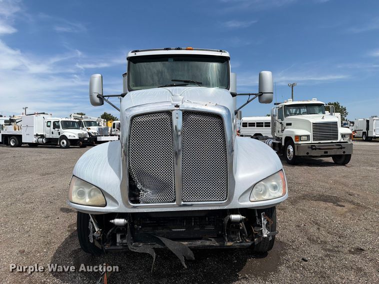 image for item FB5069 2013 Kenworth T660 semi truck
