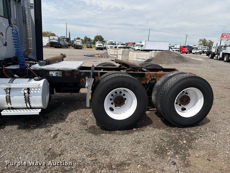 image for item FB5069 2013 Kenworth T660 semi truck