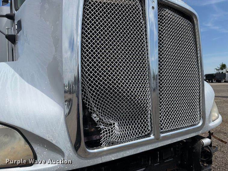 image for item FB5069 2013 Kenworth T660 semi truck