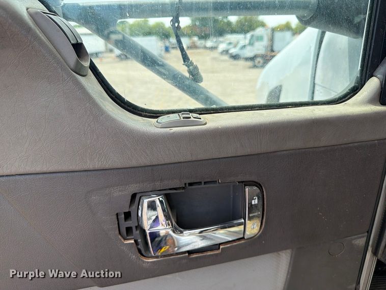 image for item FB5069 2013 Kenworth T660 semi truck