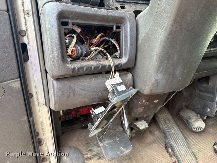 image for item FB5069 2013 Kenworth T660 semi truck