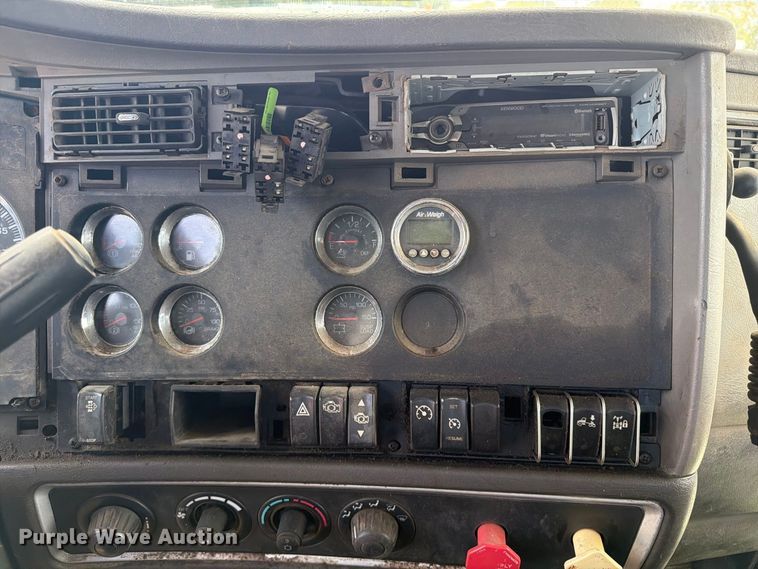 image for item FB5069 2013 Kenworth T660 semi truck