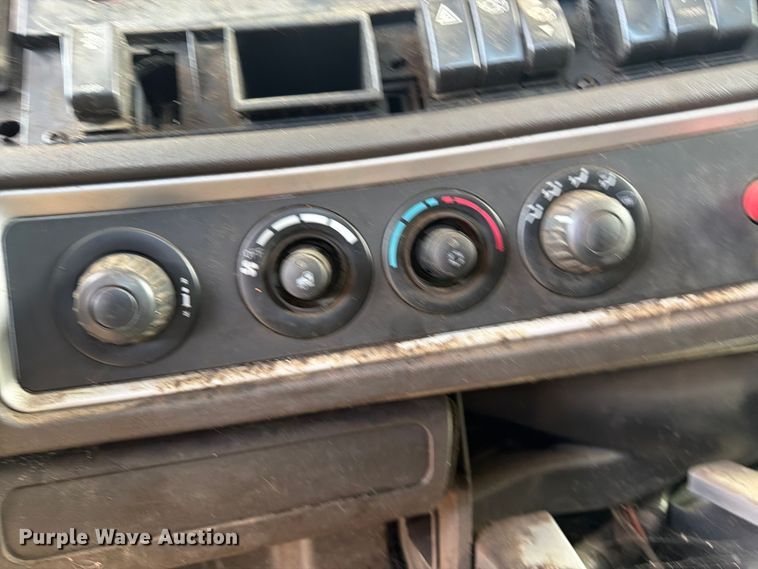 image for item FB5069 2013 Kenworth T660 semi truck
