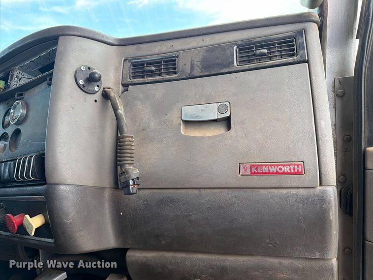 image for item FB5069 2013 Kenworth T660 semi truck