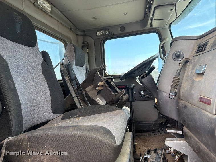 image for item FB5069 2013 Kenworth T660 semi truck
