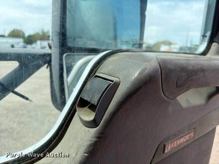image for item FB5069 2013 Kenworth T660 semi truck