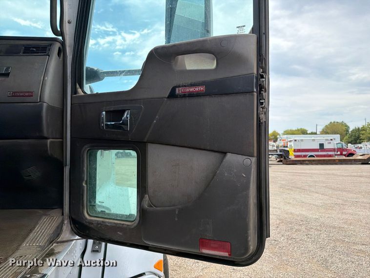 image for item FB5069 2013 Kenworth T660 semi truck