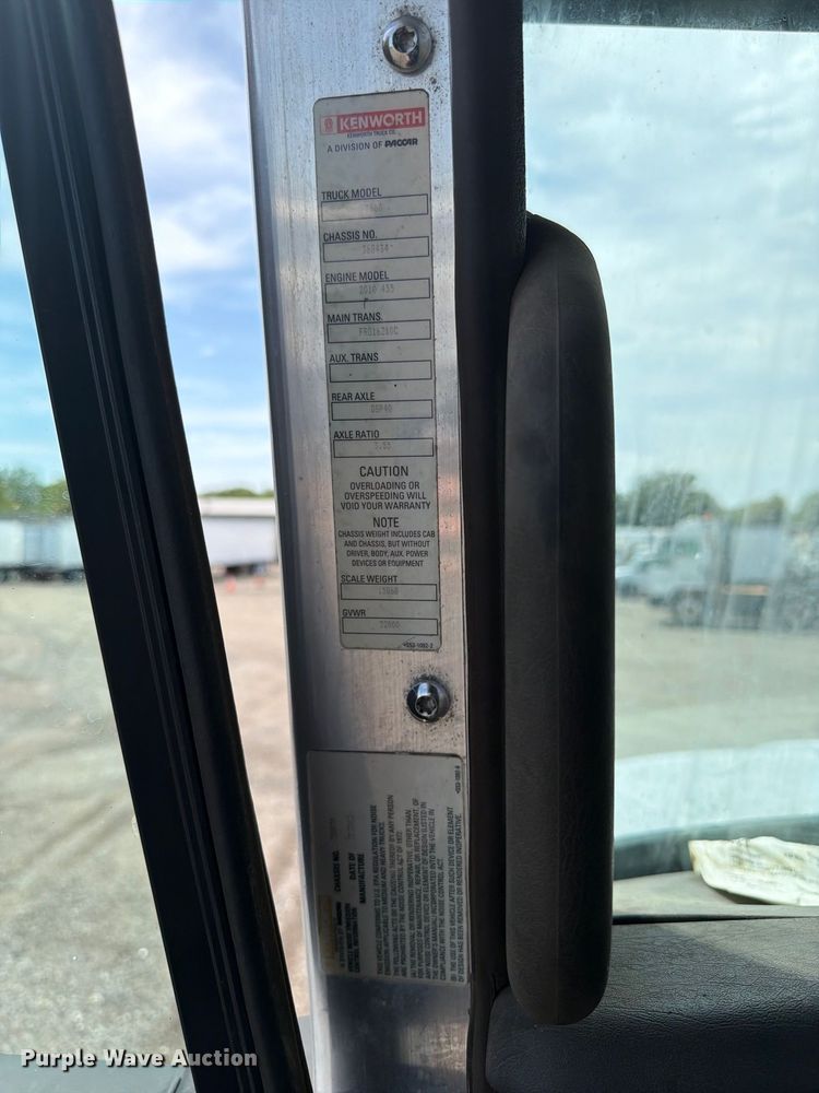 image for item FB5069 2013 Kenworth T660 semi truck