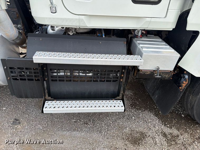 image for item FB5070 2018 Mack CHU613 truck cab and chassis