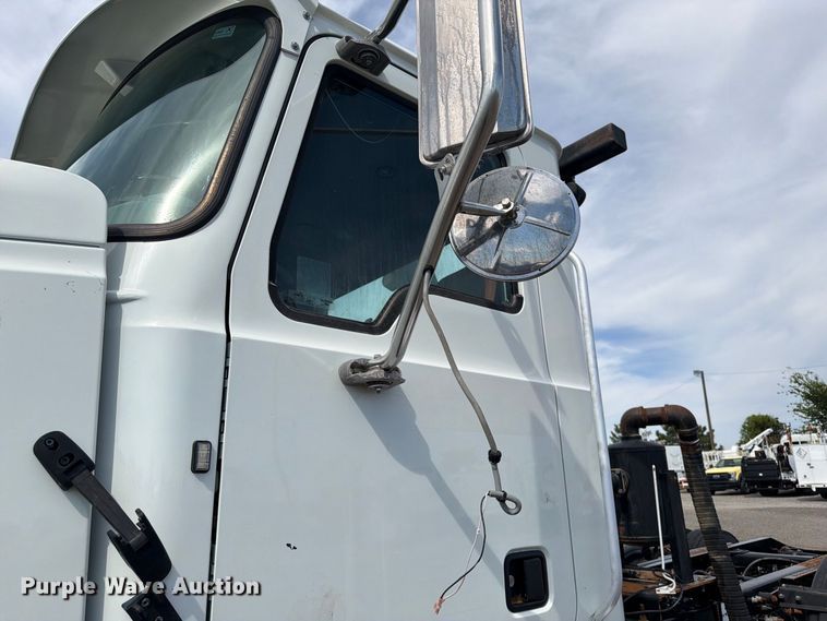 image for item FB5070 2018 Mack CHU613 truck cab and chassis