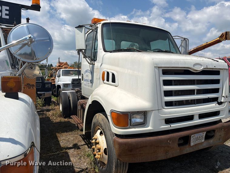 image for item FC3273 1998 Ford L8000 semi truck