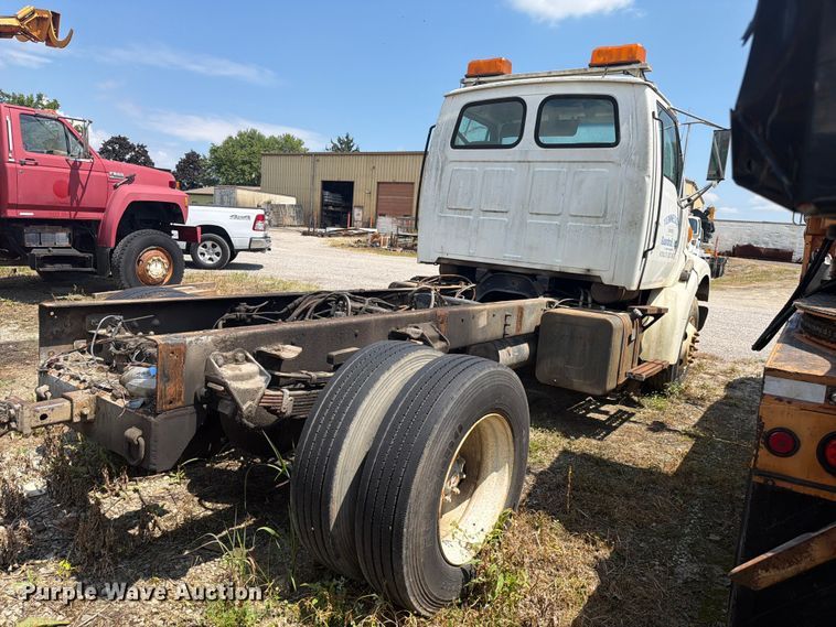 image for item FC3273 1998 Ford L8000 semi truck