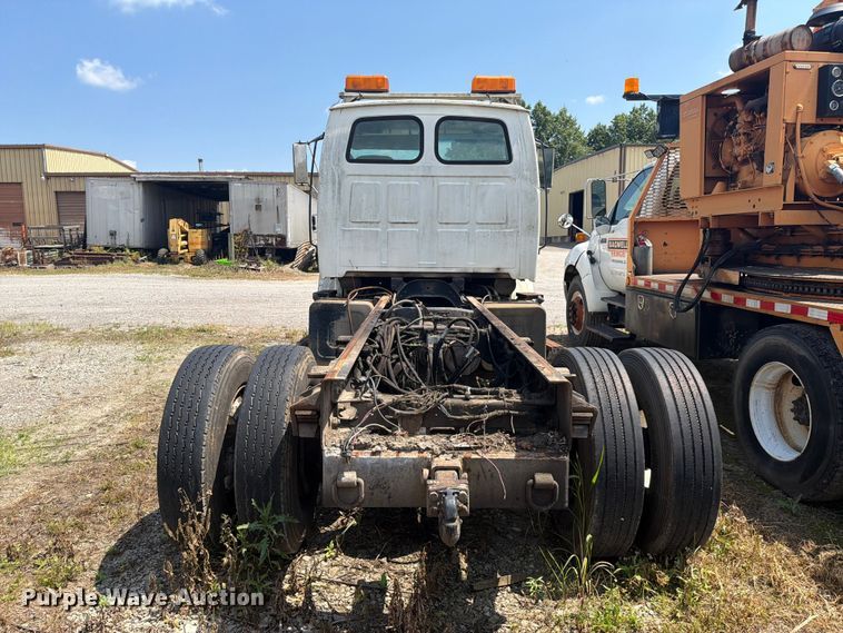 image for item FC3273 1998 Ford L8000 semi truck