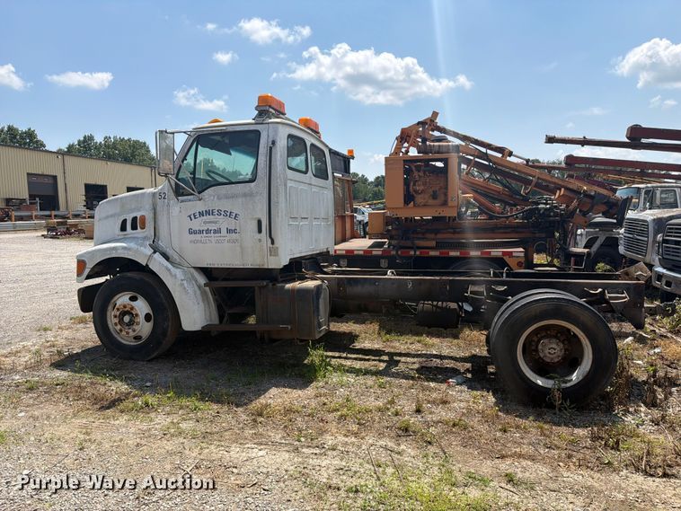 image for item FC3273 1998 Ford L8000 semi truck