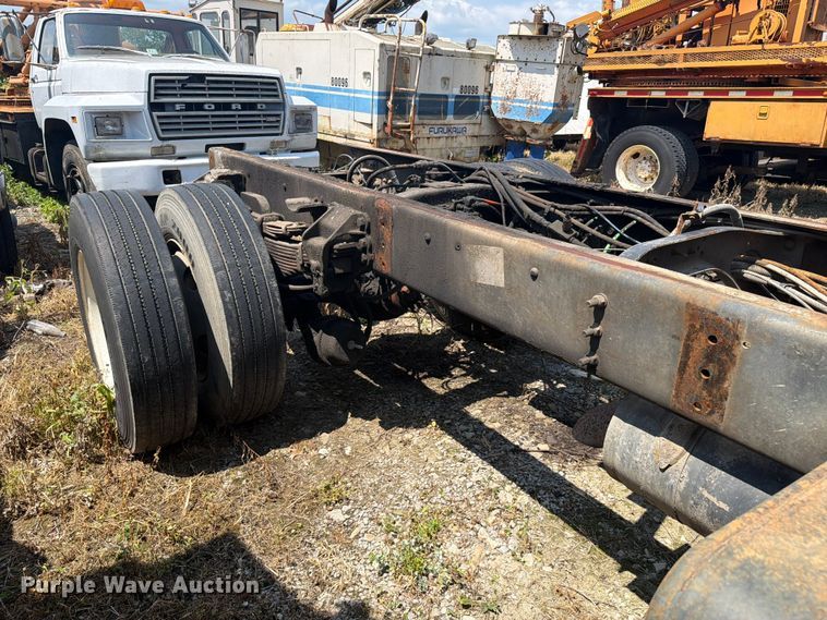 image for item FC3273 1998 Ford L8000 semi truck